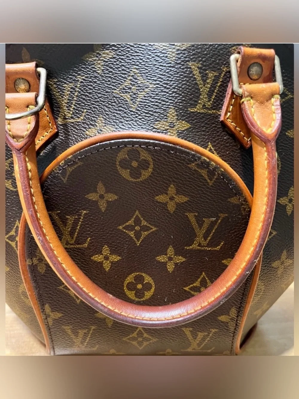 Louis Vuitton Ellipse PM M10040 Timeless design in good vintage condition.